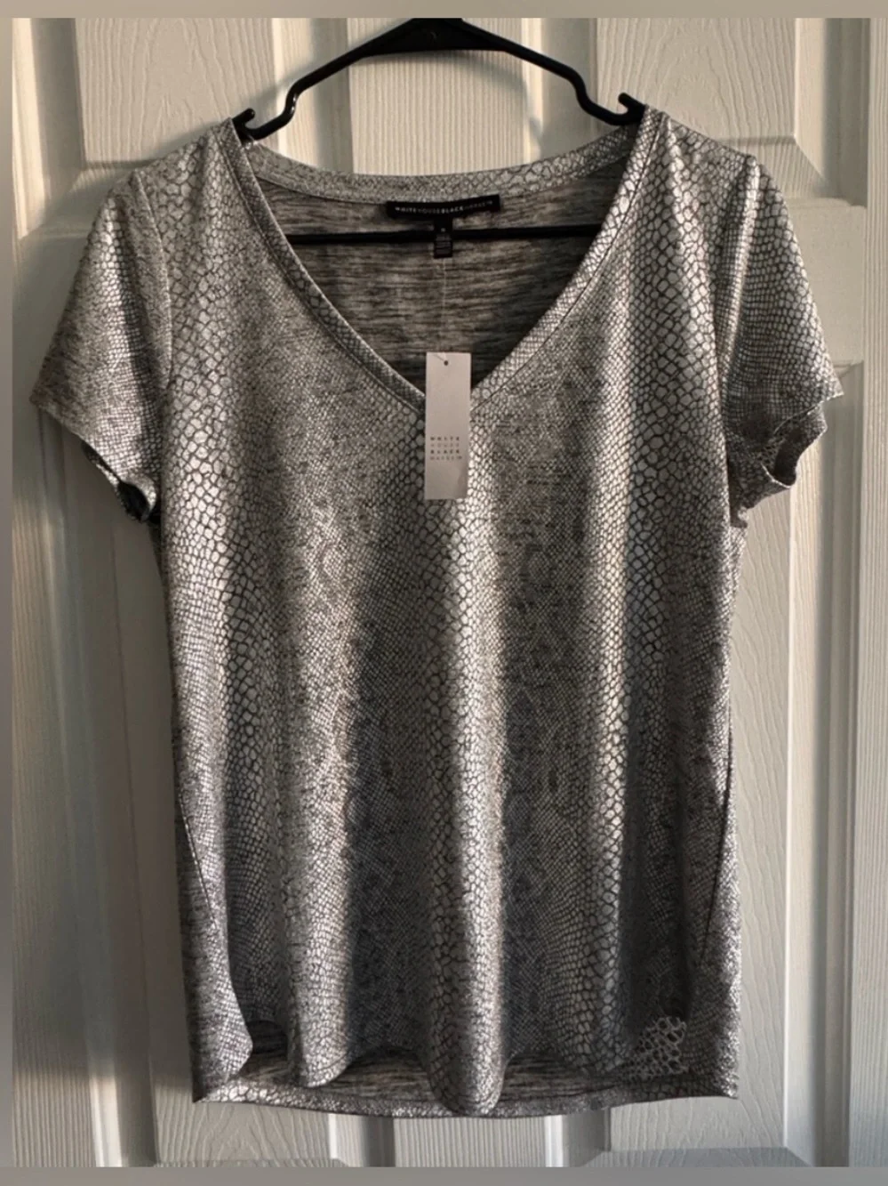 White House Black Market Metallic Silver Snake Print V-Neck Tee S NWT - Picture 3 of 6